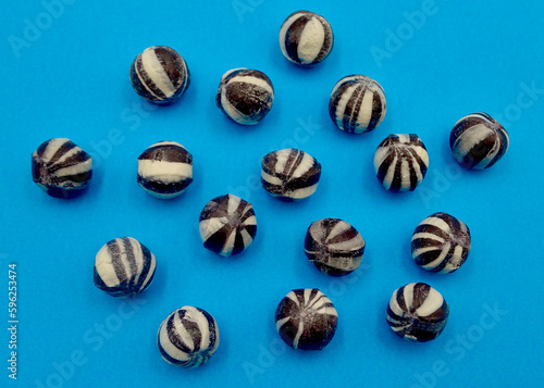 Obraz na plátne Humbug balls against a blue background
