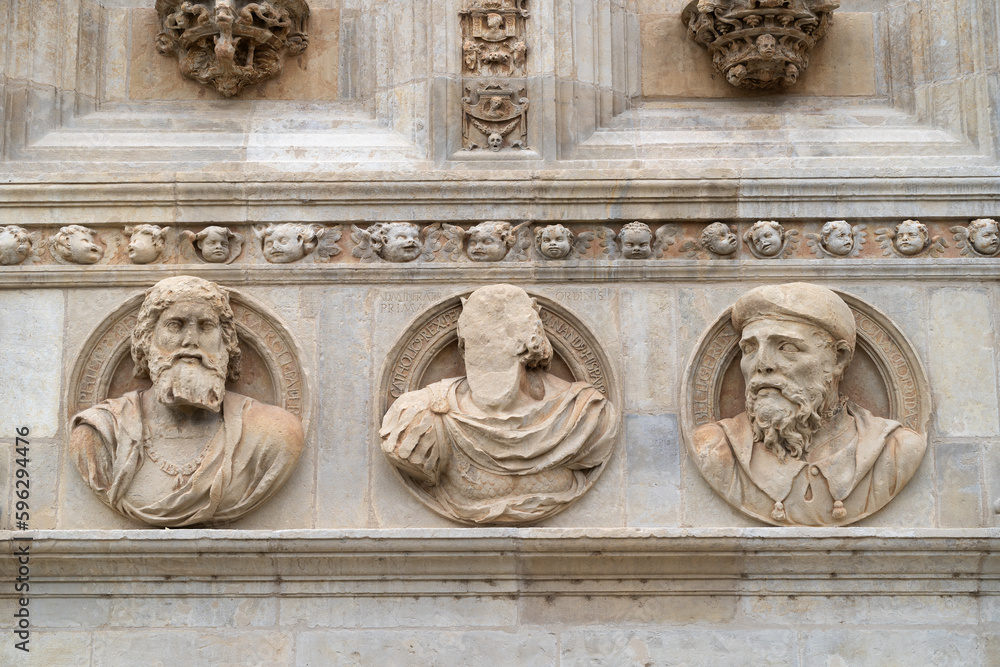 Antiguo bajo relieve en piedra con tres rostros de hombres antiguos, uno de ellos irreconocible. Antiguo bajo relieve en piedra con tres rostros de hombres antiguos, uno de ellos irreconocible.