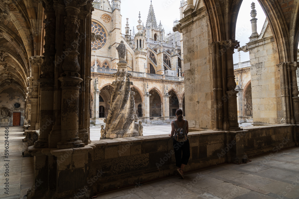 Una turista admira el claustro de la catedral gótica de León, Castilla y León, España.