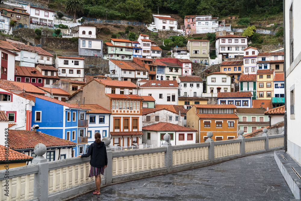 Vista de Cudillero con coloridas y típicas casas en Asturias, España.