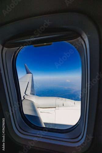 飛行中の飛行機の窓から見える景色