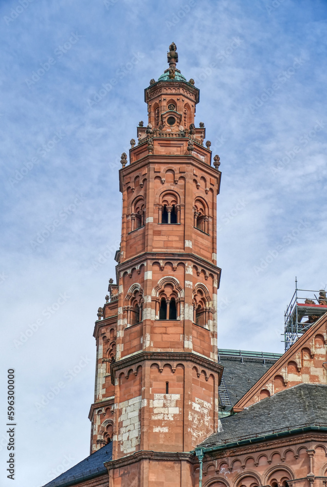 Türme des historischen Doms in Mainz