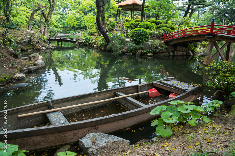 広島 縮景園の森に佇む木製のボート