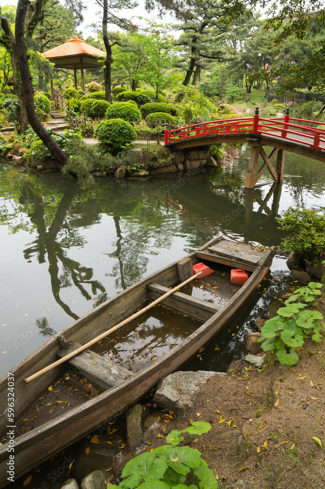 Obraz premium 広島 縮景園の森に佇む木製のボート
