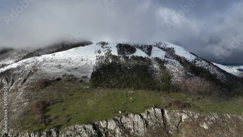 La scritta DUX (duce), sui monti della Laga, Antrodoco, Rieti, Lazio, Italia.
Vista aerea della montagna innevata con la scritta Dux. photo