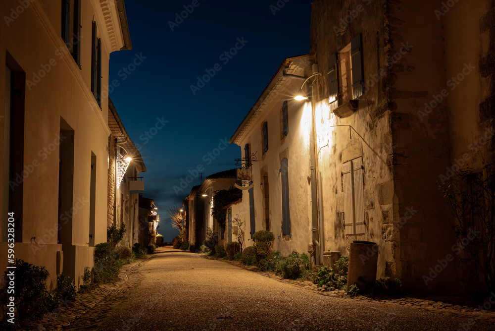 Petite ruelle dans un vieux village français, Talmont sur Gironde en Charente-Maritime.