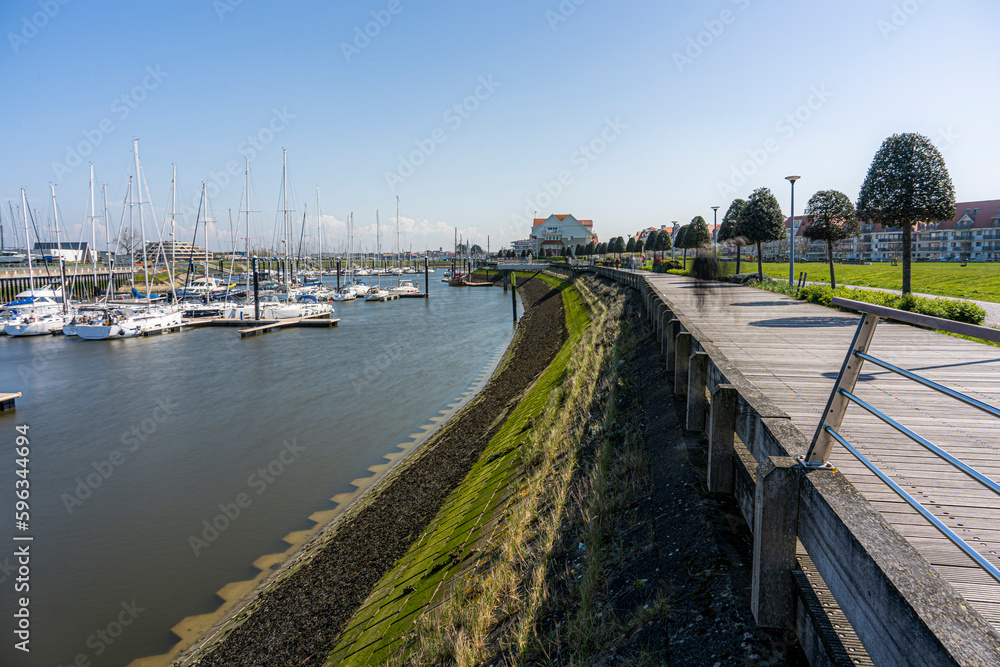Walking route in Nieuwpoort along 1 of the largest marinas in Europe with a view of the North Sea and the harbour.  There is a large wide renewed path for both cyclists and walkers.