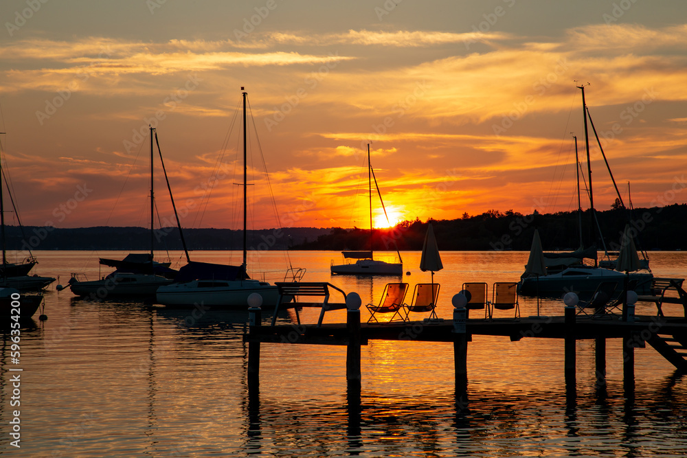 Sonnenuntergang mit Booten bei Herrsching am Ammersee