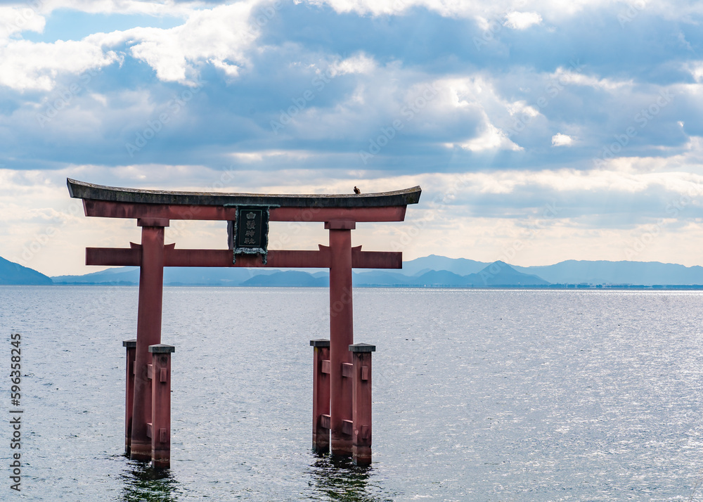 白髭神社の海に建つおおきな鳥居（滋賀県）