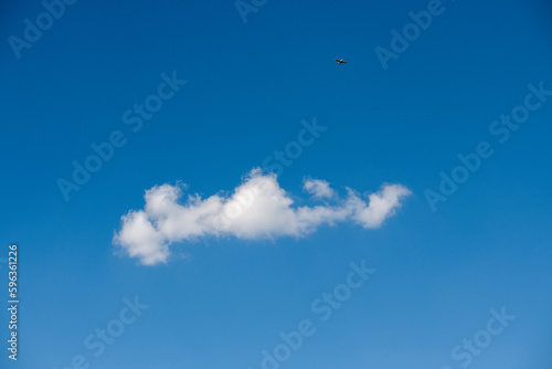 mały samolot turystyczny nad biała chmura