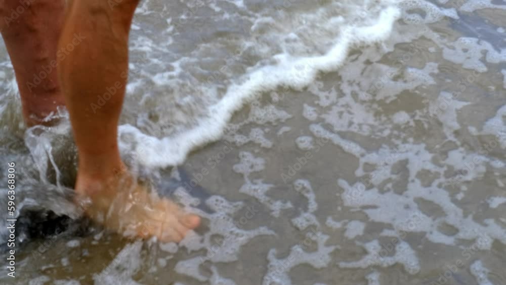 Vidéo Stock legs old man with swollen veins in water on beach, shore