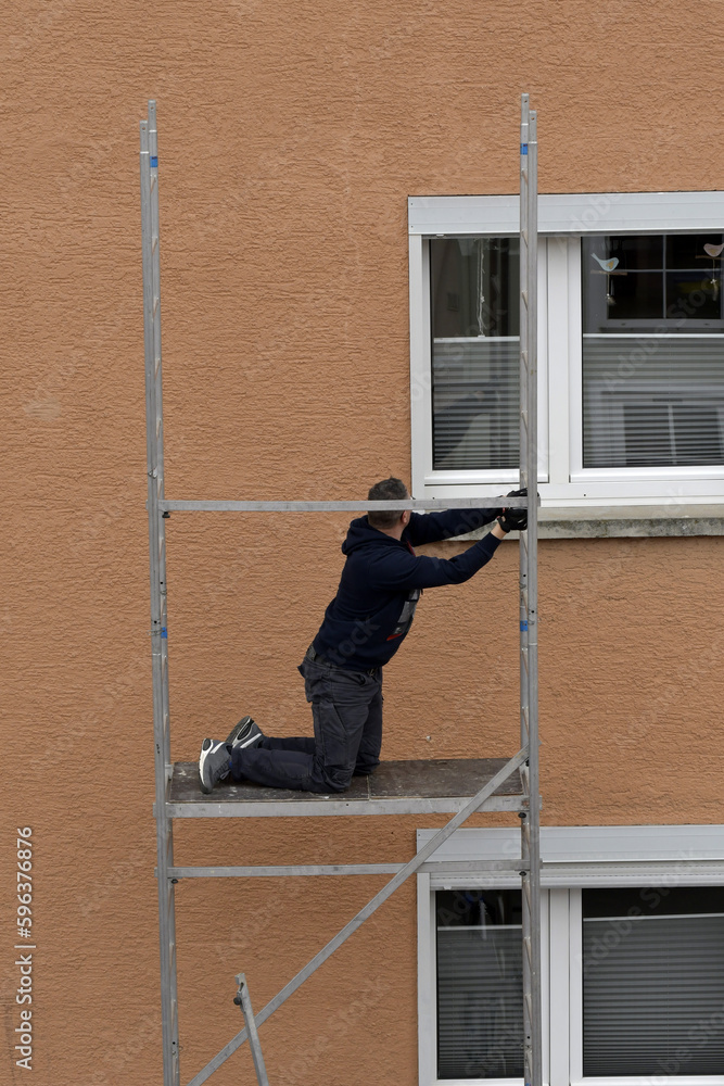 arbeiter auf baugerüst arbeiter auf baugerüst
