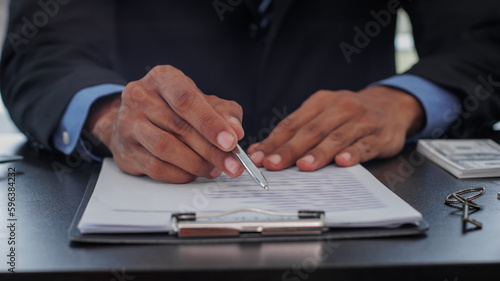 Obraz na plátně Real estate brokers are shaking hands to congratulate buyers after agreeing to insure and buy a house project