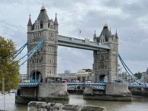 tower bridge londra con cielo nuvoloso photo