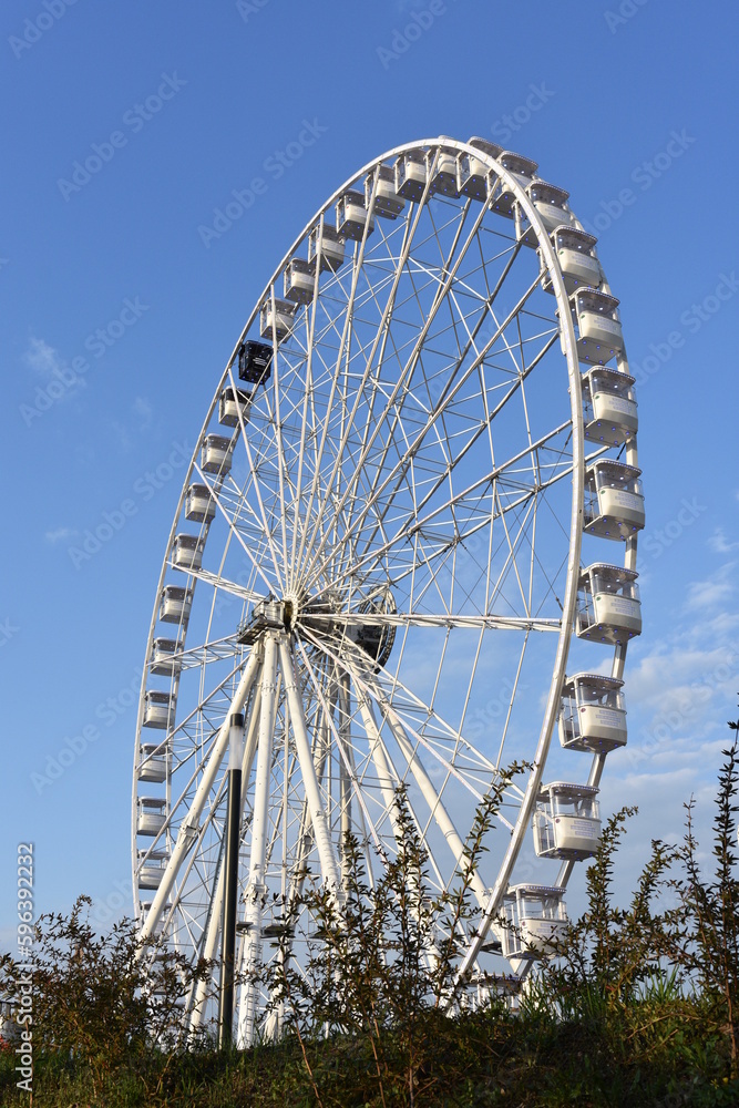 Fototapeta premium Koło, Diabelski Młyn, wesołe miasteczko,Toruń, park, niebo, frajda, rozrywka, coaster, rolki, kolejka górska, architektura, wysoki, emocje, stal, podniecenie, 