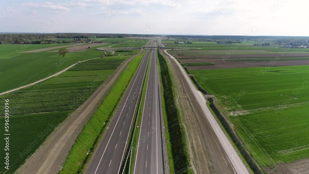 Nowoczesna droga szybkiego ruchu - widok z drona. Infrastruktura drogowa. Autostrada. Trasa szybkiego ruchu. Nowoczesna droga szybkiego ruchu - widok z drona. Infrastruktura drogowa. Autostrada. Trasa szybkiego ruchu.