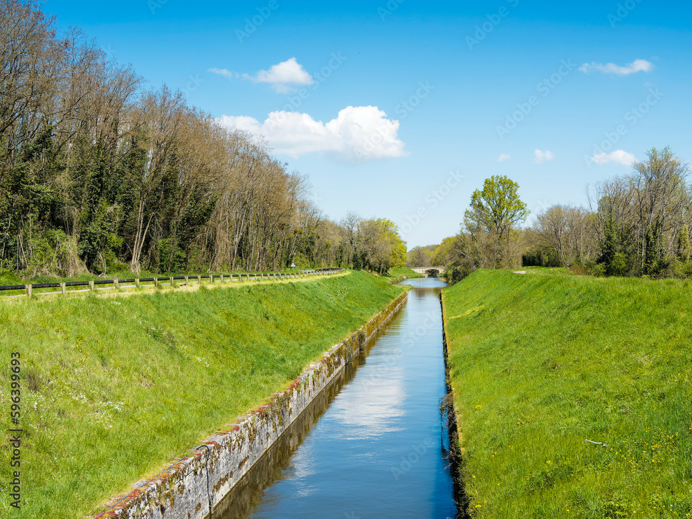 Canal latéral à la Loire alimenté par les eaux de l'écluse circulaire des Lorrains ou écluse ronde d'Apremont dans le Cher, Centre-Val de Loire 
