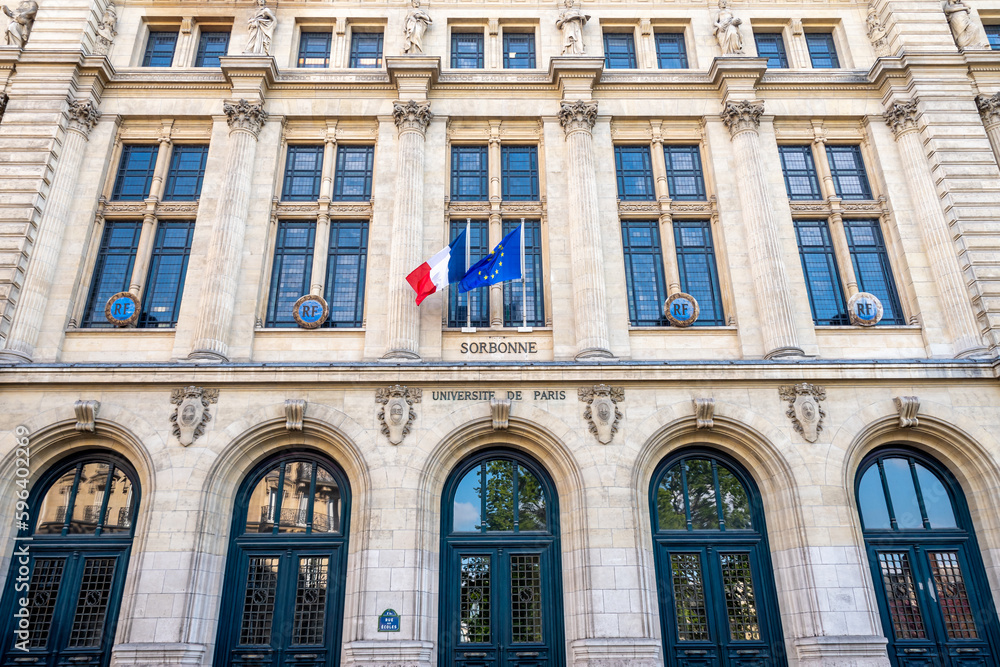 Vue extérieure de la façade et entrée principale de la Sorbonne, célèbre université française située rue des Ecoles à Paris, France