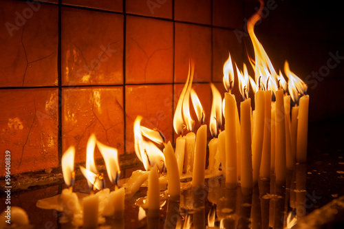 Obraz na płótnie burning candles in the church w salonie