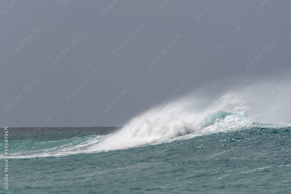 starker Wellengang mit sich brechender Welle im Atlantik