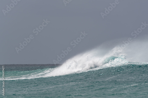 starker Wellengang mit sich brechender Welle im Atlantik