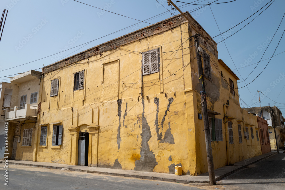bâtiment colonial dans la vieille ville de Saint Louis au Sénégal
