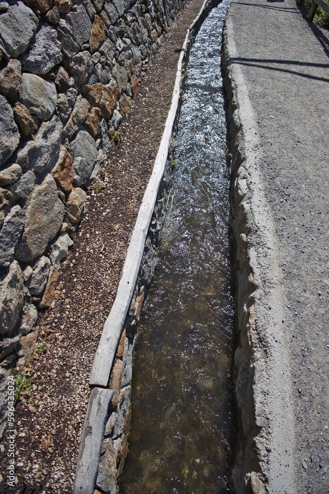Roggia  di acqua di montagna per irrigazione in alto adige e sentiero