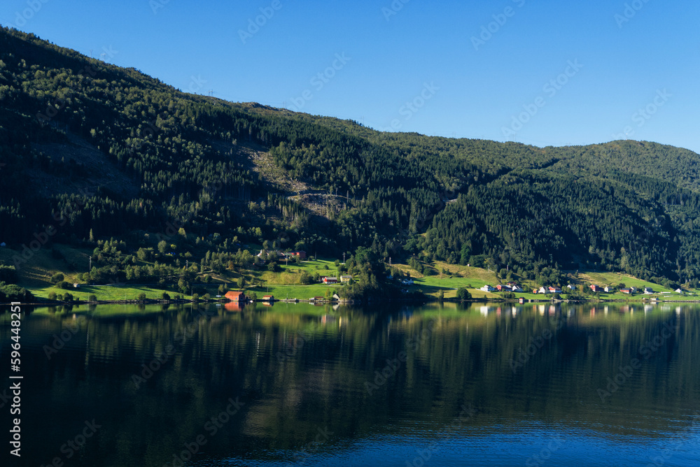 Eidsfjord in Norwegen bei schönem Wetter und Sonnenschein 
