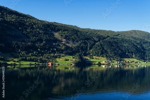 Eidsfjord in Norwegen bei schönem Wetter und Sonnenschein 