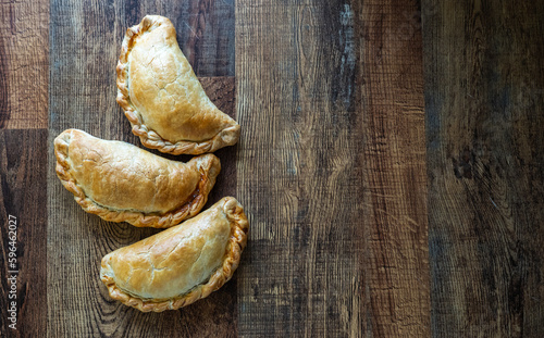 Foto Delectable Selection of Pasty on Rustic Wooden Table