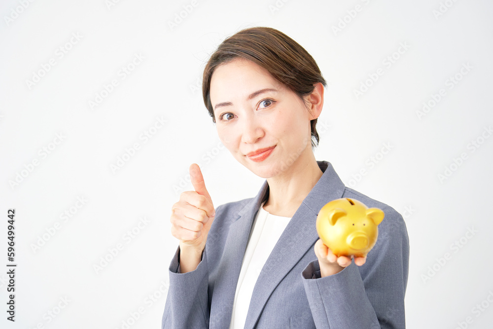 貯金箱を持ってグッドサインするビジネスウーマン　白背景