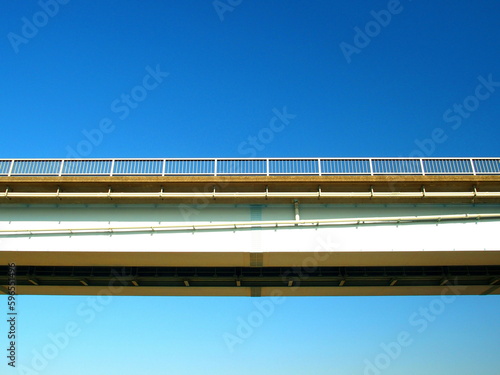 江戸川河川敷に架かる管理施設への専用橋と冬の青空