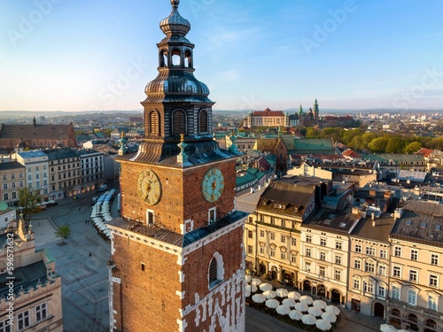 Wieża ratuszowa w Rynku Głównym w Krakowie w wiosenny poranek