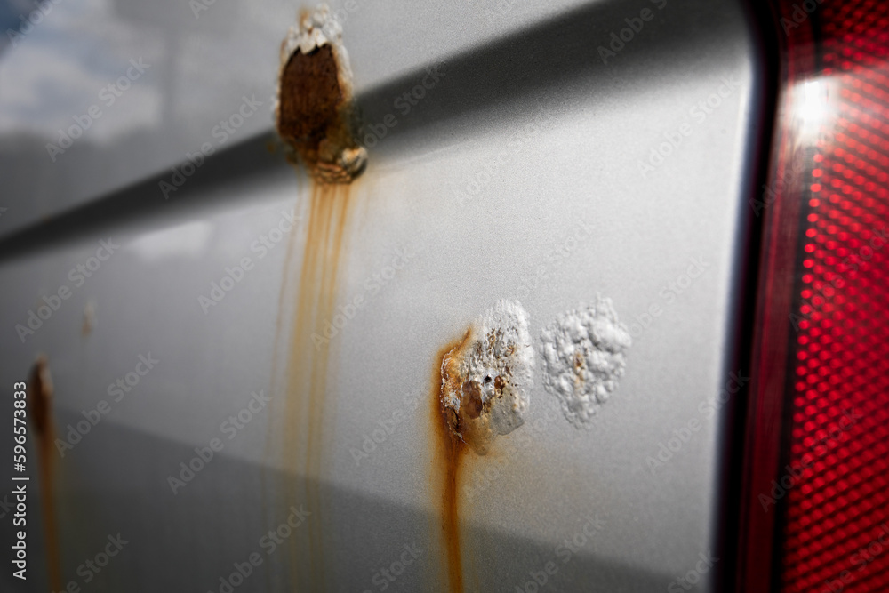 Foto de Blown paint bubble and rust spot on the car. Peeled paint do