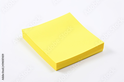 Gros plan sur un bloc de post-it jaune sur fond blanc » IA générative