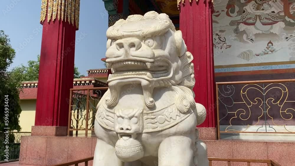 Video „Stone Lion statue in front gate of Tibetan Karma Kagyu Temple