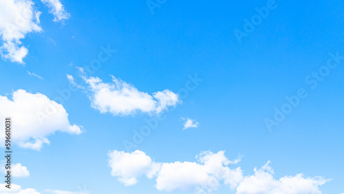 青空に浮かぶ白い雲｜16:9