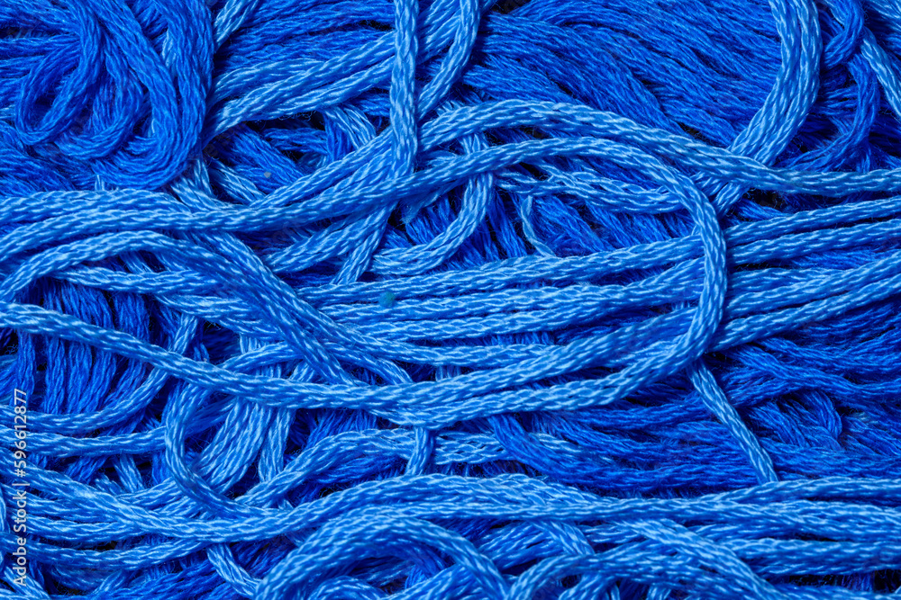 Tapeta jasne niebieskie sznurki splątane ze sobą różne odcienie 
