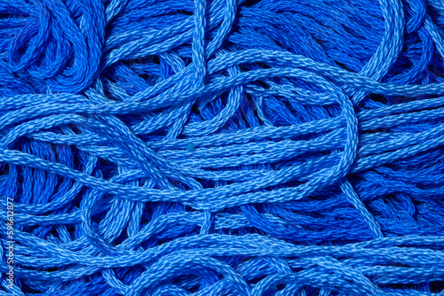 Tapeta jasne niebieskie sznurki splątane ze sobą różne odcienie 
