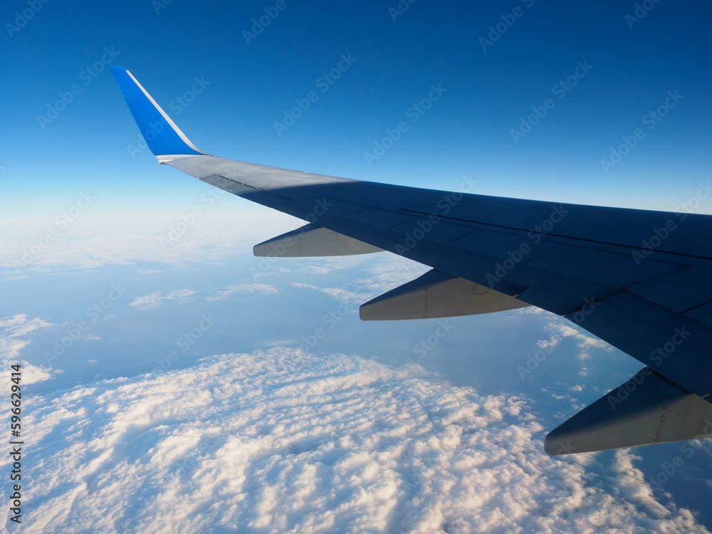 Obraz premium 飛行機の窓からの景色・雲と青空