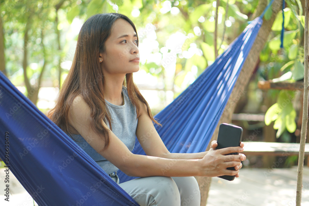 Obraz premium Woman working at coffee shop online See profits over the phone, profits are falling.