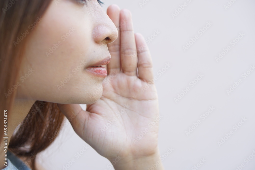 Asian women use their hands to suppress their voices. Asian women use their hands to suppress their voices.