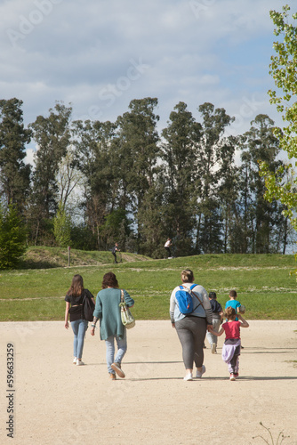 Famille promenant dans le parc naturel d'Agen © Hervé Rouveure