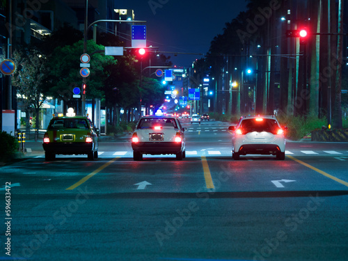 夜の都会の大きな道路を走る車