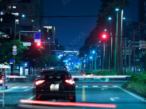 夜の都会の大きな道路を走る車