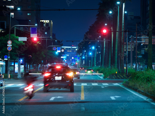 夜の都会の大きな道路を走る車
