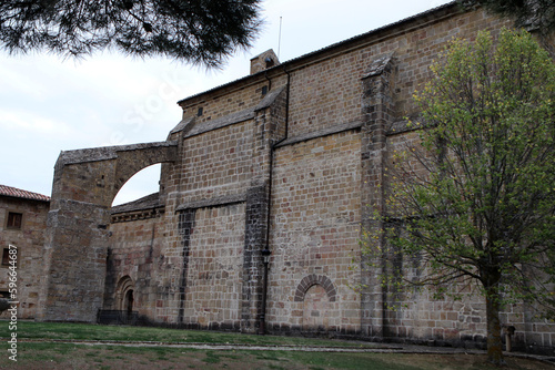 Fachada de la iglesia del monasterio de Leyre 