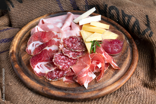 Tagliere con salumi e formaggi