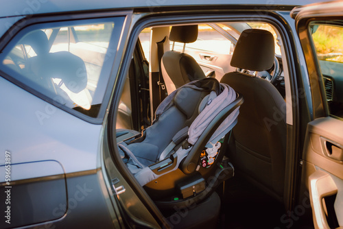 Infant car seat positioned correctly in the car © Jan Cattaneo