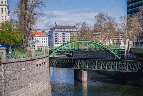 Obraz na płótnie Pedestrian bridge and U4 underground line bridge over Wien River and in Vienna capital city, Austria w salonie